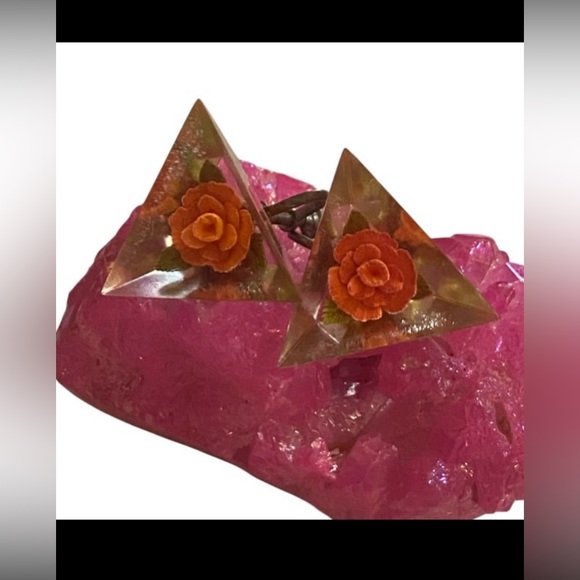 Unique Vintage Jewelry - 🪷 Vintage Lucite Flower Screw Back Earrings #6208
